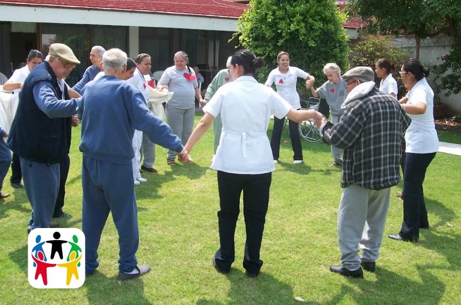 Percheros Decorativos con adultos mayores — Dignidad para nuestros Adultos Mayores